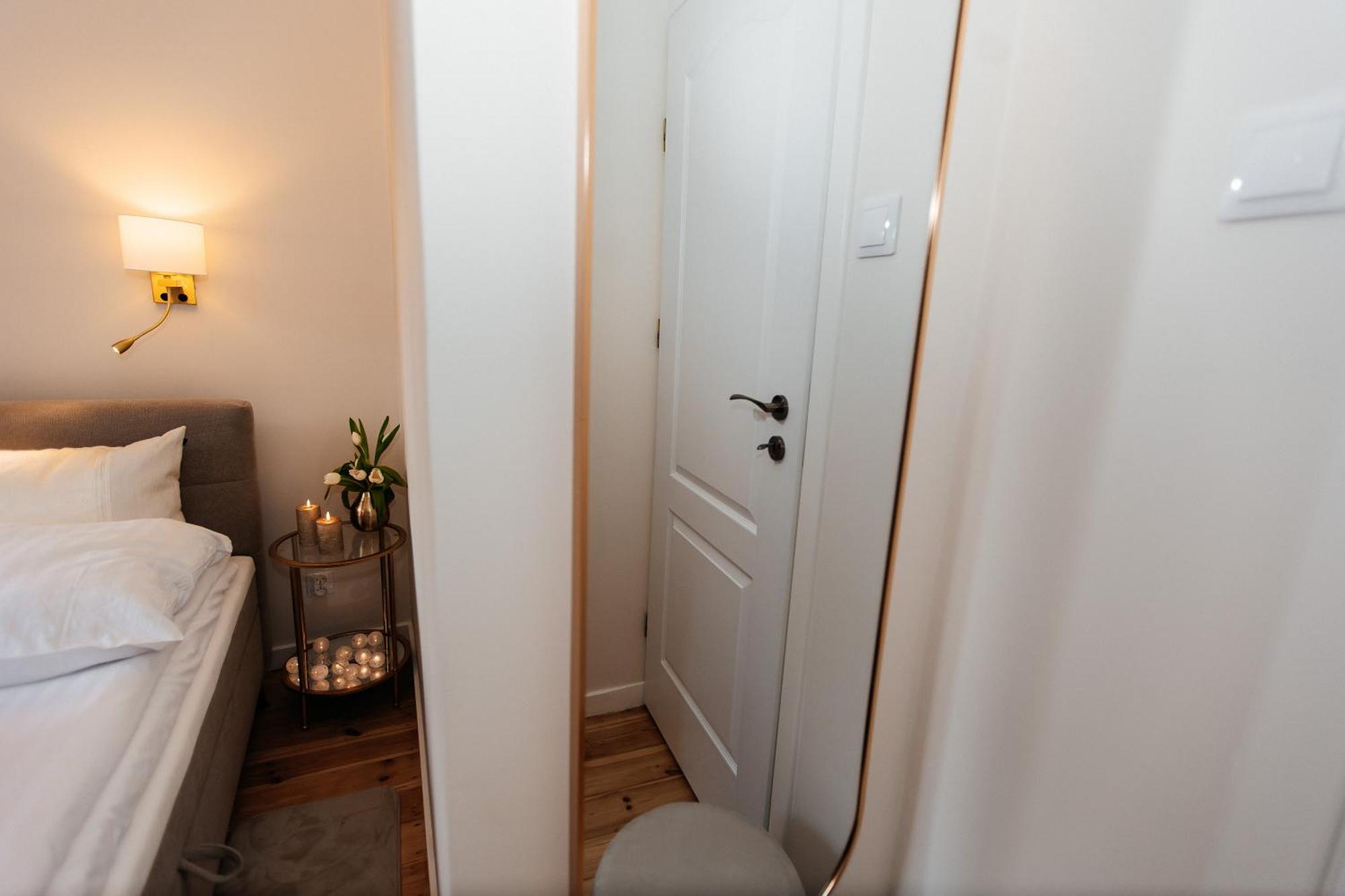 Maya's Flats & 27 - Beautiful On Piwna Street In The Old Town Apartment *